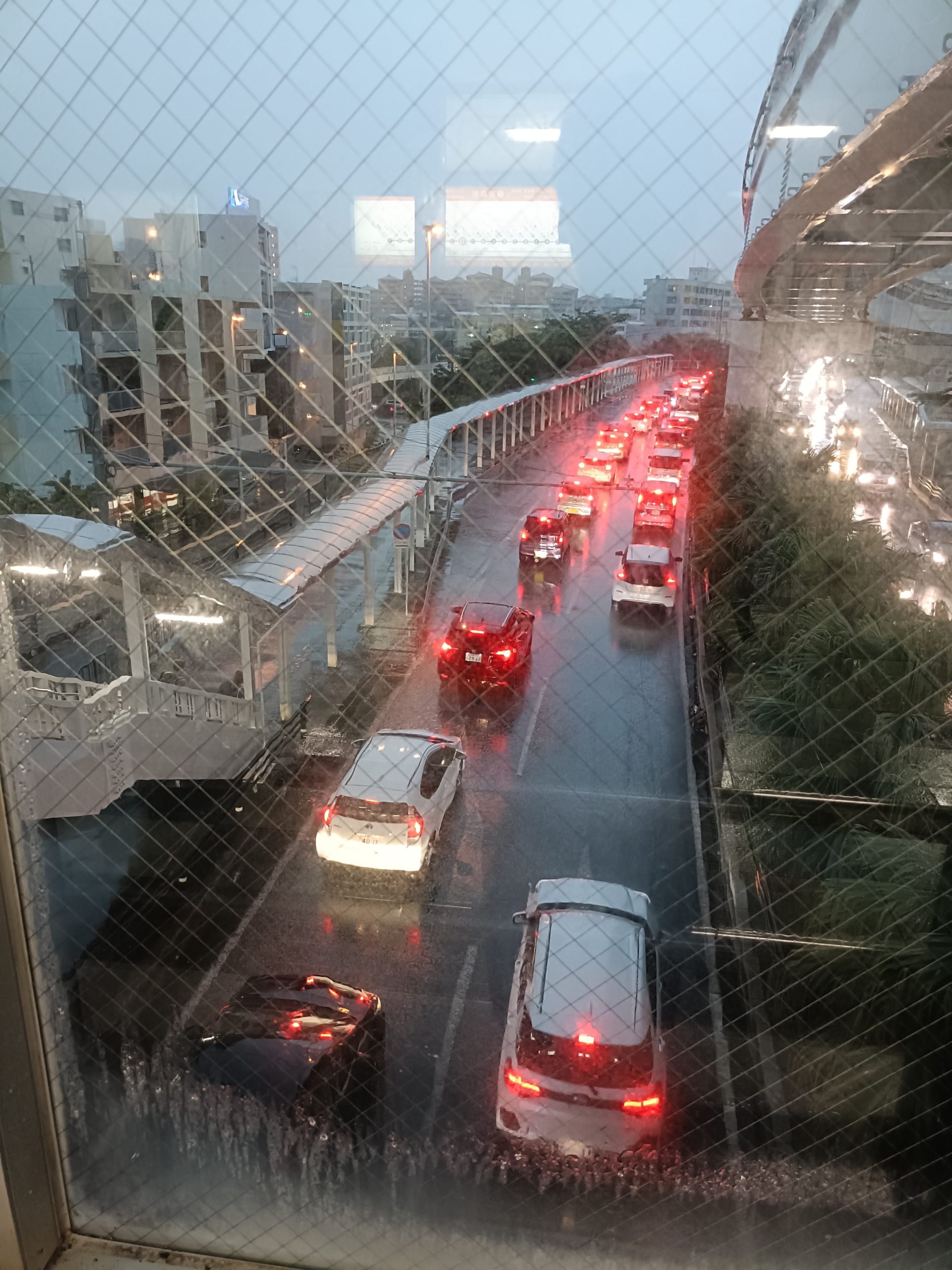 雨の日の夕方に発生する那覇市内330号線の帰宅ラッシュと道路渋滞の様子